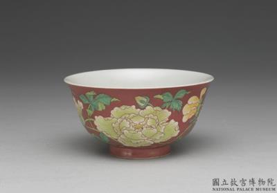 图片[2]-Bowl with floral decoration in falangcai polychrome enamels on a red ground, Qing dynasty, Kangxi reign (1662-1722)-China Archive